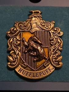 UNIVERSAL STUDIOS MUNDO MÁGICO HARRY POTTER HUFFLEPUFF CRESTA PIN DE METAL WB Nuevo - Imagen 1 de 5