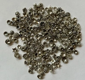 KONVOLUT VERSCHIEDENE PERLENKAPPEN PERLENKAPPEN SILBERFARBEN METALL @ 10 MM 6+ VERSCHIEDENE STILE - Bild 1 von 4