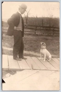 Perro Whitcomb WI ~ Lindo Bulldog @ Atención mientras su Joe M fuma cigarro ~ 1908 RPPC - Imagen 1 de 2