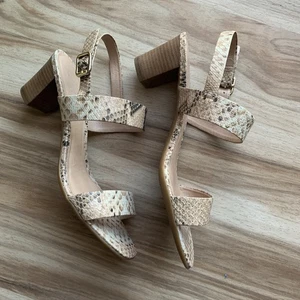 Scarpasa Damen Blockabsatz Sandalen beige Schlangenriemen offene Zehenpartie 39 9 Brasilien - Bild 1 von 21