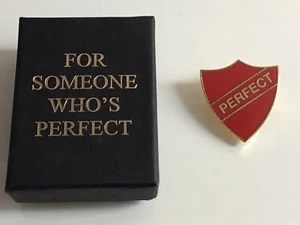Neuheit Emaille "Präfekt" Pin Anstecker: Für jemanden, der perfekt ist - Secret Santa - Bild 1 von 8