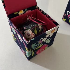 Vera Bradley Weihnachtsschmuck 2012 BÄNDER großes Glas in Box Floral - Bild 1 von 4