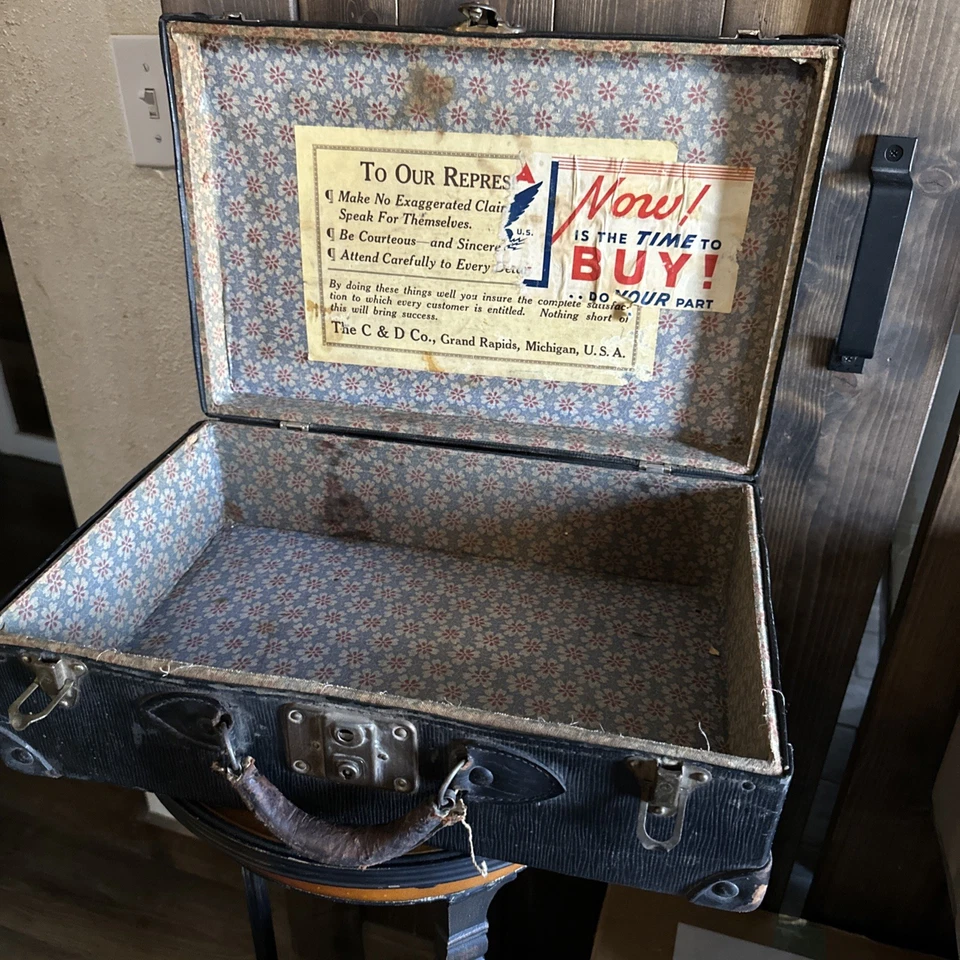 Baúl tamaño maleta de colección con bandas de metal azul y madera negra, 18”x12”x7” Foto 1 de 4