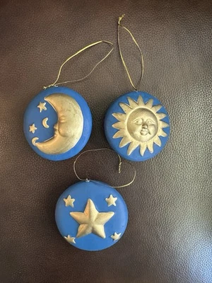 Juego de 3 adornos de cerámica azul luna estrella sol celestial de Navidad de dos caras dorado Foto 1 de 4