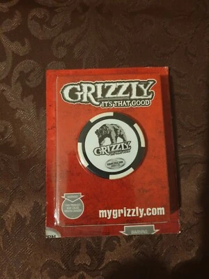 Tarjetas de juego de tabaco Grizzly sin humo y un chip Foto 1 de 2