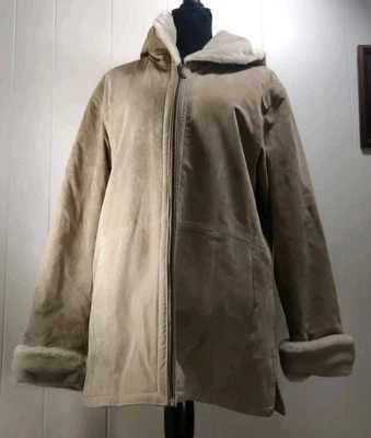 Abrigo de gamuza tostado para damas, chaqueta con capucha de invierno forrada de piel marca Winlet, para mujer L usado en excelente estado Foto 1 de 4