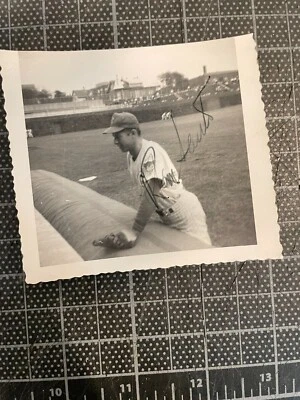 1960'S RON SANTO CHICAGO CUBS SIGNED 3.5X3.5 CANDID PHOTO Z WRIGLEY FIELD - Image 1 of 2