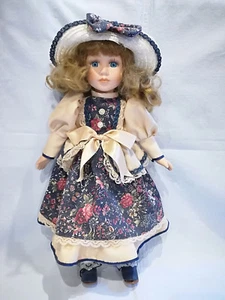 Sammlerpuppe, Porzellanpuppe, Puppe mit Puppenkleid, Kleid, Hut ca. 40 cm - Bild 1 von 7