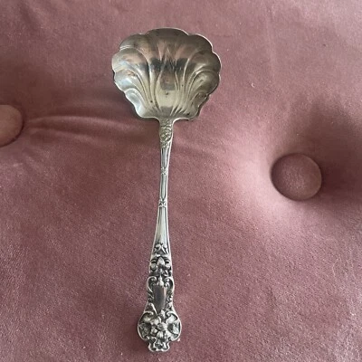 "Cuchara pequeña para servir guisantes Royal Queen de 1880 5,75"" estampada" Foto 1 de 4