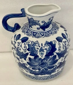 Vintage Porcelain Cobalt Blue/White Chinese Floral Pitcher 8” - 2 Quart - Foto 1 di 7