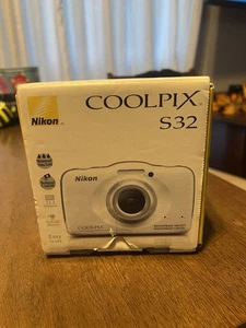 Nikon Coolpix S32 fotocamera digitale compatta impermeabile antiurto - bianco - Foto 1 di 7