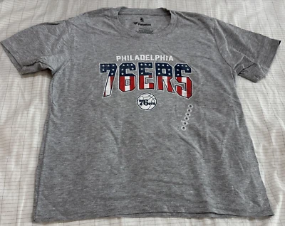 Camiseta Juvenil Fanáticos NBA Philadelphia 76ers Sixers S Pequeña Bandera Americana EE. UU. Foto 1 de 4
