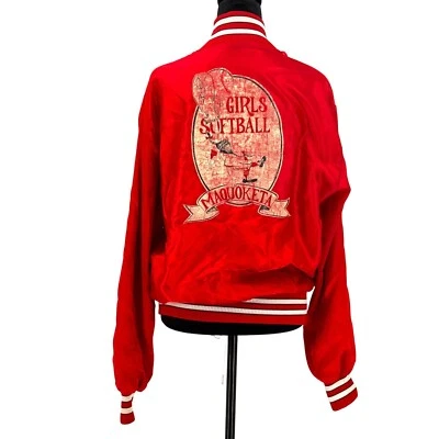 Chaqueta Bomber Universitaria De Colección Para Mujer M DeLong Gráfico Niñas Softbol Rojo Satén A Presión Foto 1 de 4