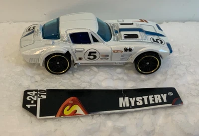 Corvette Grand Sport Coupé Hot Wheels Mystery Cars blanco '63 con PR5. 1:64. Foto 1 de 4