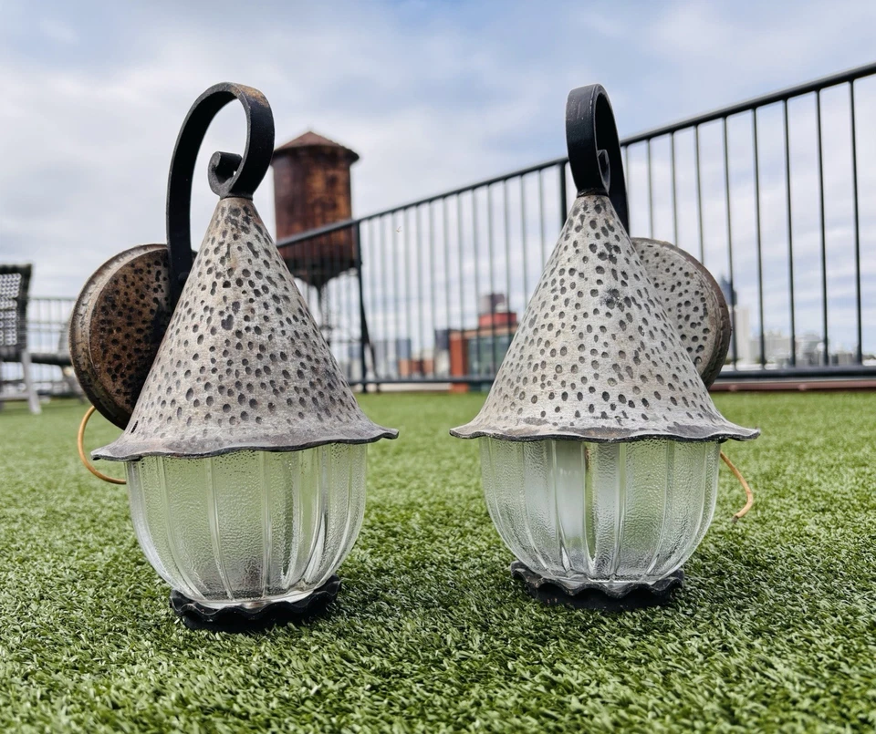 Apliques de luz de porche de metal fundido sombrero de bruja vintage de los años 50 - un par Foto 1 de 4