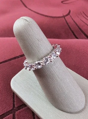 Hermoso anillo de circonita cúbica de eternidad completo enchapado en plata talla 7 Foto 1 de 4