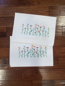 Lotto di 2 federe vintage Thomaston T180 rifinite con fiori alti ricamati made in USA - Foto 1 di 11