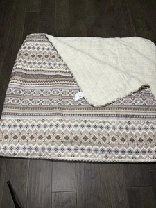 BEARPAW WINNIE FAIR ISLE King Bettdecke gesteppt mit Sherpa-Futter - Bild 1 von 5