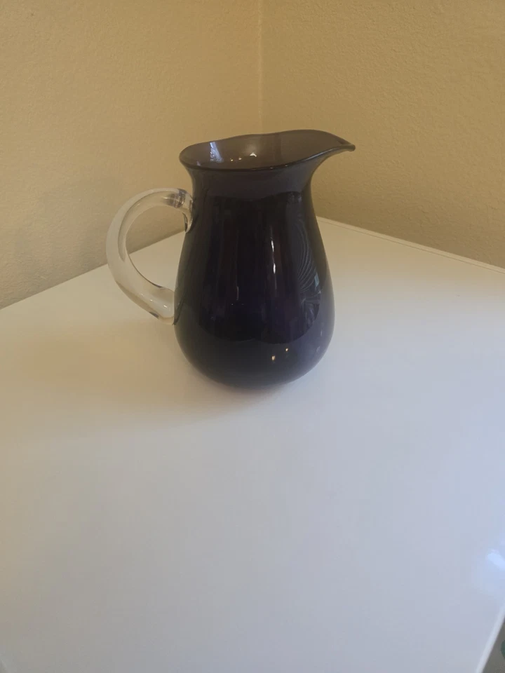 Jarra de vidrio púrpura Foto 1 de 1