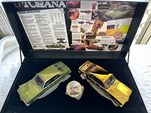 1/24 DDA 1972 HOLDEN LJ TORANA 50th ANNIVERSARY TWIN SET GREEN / GOLD + COIN - Bild 1 von 9