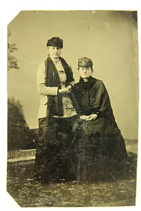 Farbtyp von zwei Oberklasse Damen - Bild 1 von 1