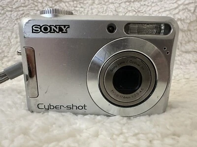 Sony Cyber-shot DSC-S650 7.2MP Digital Camera - Silver. BROKEN FOR PARTS/REPAIR - Image 1 of 4