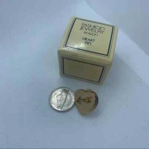 VINTAGE IN THE BOX FASHION JEWELRY BY AVON Heart Pin 1982 - Picture 1 of 1