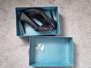 Karen Millen Black Silk Court Shoe With Open Toe And Chrome Logo Size 6 - Picture 1 of 9