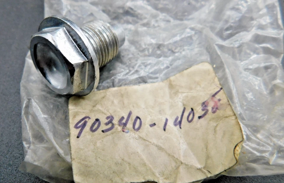 Tapón de tornillo recto de culata OEM Yamaha TT500 XT500 SR500 SR400 Foto 1 de 1