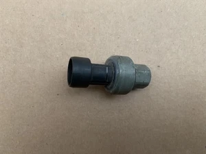 97-04 CORVETTE C5 AC A/C AIR CONDITIONING REFRIDGERANT PRESSURE SWITCH 13587697 - Picture 1 of 4