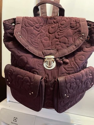 Vera Bradley 勃艮第栗色背包经典扣钉绗缝花卉衬里 — 第 1/4 张图片