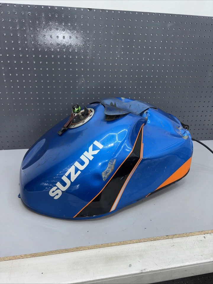 1996-1999 Suzuki GSXR750 GSXR600 96-00 SRAD FUEL TANK gas 96 97 98 99 1997 1998 - Image 1 of 4
