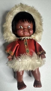Vintage 1960er Regal kanadische Inuit Eskimo Kunststoff Gummi Puppe 10" - Bild 1 von 12