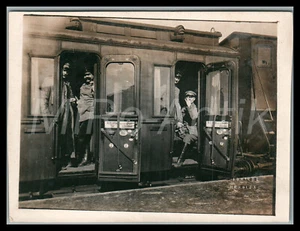 Foto, WK1, Inf.Rgt.167, Bahnhof in Polen, Blick in die Personen-Wagen; L189L - Bild 1 von 2