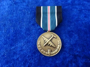 A20-074) original US Humane Action Luftbrücke Berlin Airlift Medal Orden - Picture 1 of 4