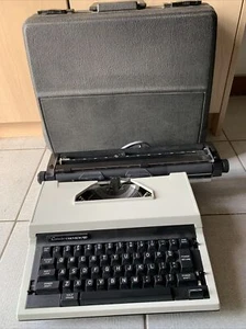 The Corrector Chevron Woolworths Typewriter with Case *For Parts Doesn't Turn On - Picture 1 of 10