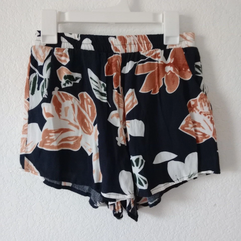 Shorts feminino Honey Punch bolsos florais preto tamanho pequeno - Imagem 1 de 4