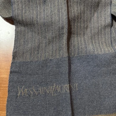 Bufanda de lana rectangular vintage Yves Saint Laurent, tiene algunos agujeros.  Foto 1 de 4