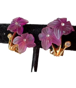 PENDIENTES CLIP VINTAGE AÑOS 50 CHRISTIAN DIOR PÚRPURA LUCITA Y PEDRERÍA - Imagen 1 de 6