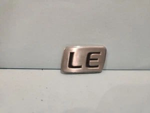 Toyota Camry LE XV20 2000 emblema, tapa maletero placa LE trasera - Imagen 1 de 2