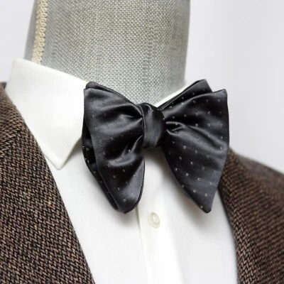 Pajarita autoatada para hombre 100 % seda mariposa grande S699 gris lunares Foto 1 de 4