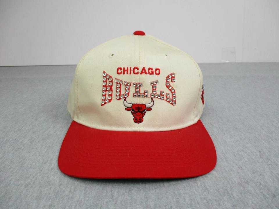 DE COLECCIÓN Chicago Bulls Sombrero Snap Back NBA Blanco Estrás Logo Lateral Años 90 G Gorra Foto 1 de 4