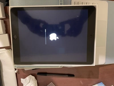 Apple ipad 2019 10,2’ con apple pencil e cover con tastiera - Immagine 1 di 4