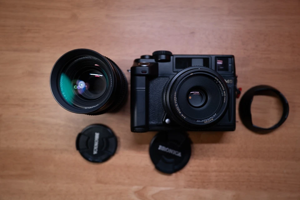 Cámara Bronica RF645 con lentes 65mm f/4 y 100mm f/4.5, ¡funcionando perfectamente!  Foto 1 de 4