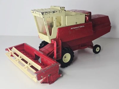 Ertl - International 916 Combine Red/White - Diecast - Worn - Image 1 of 4