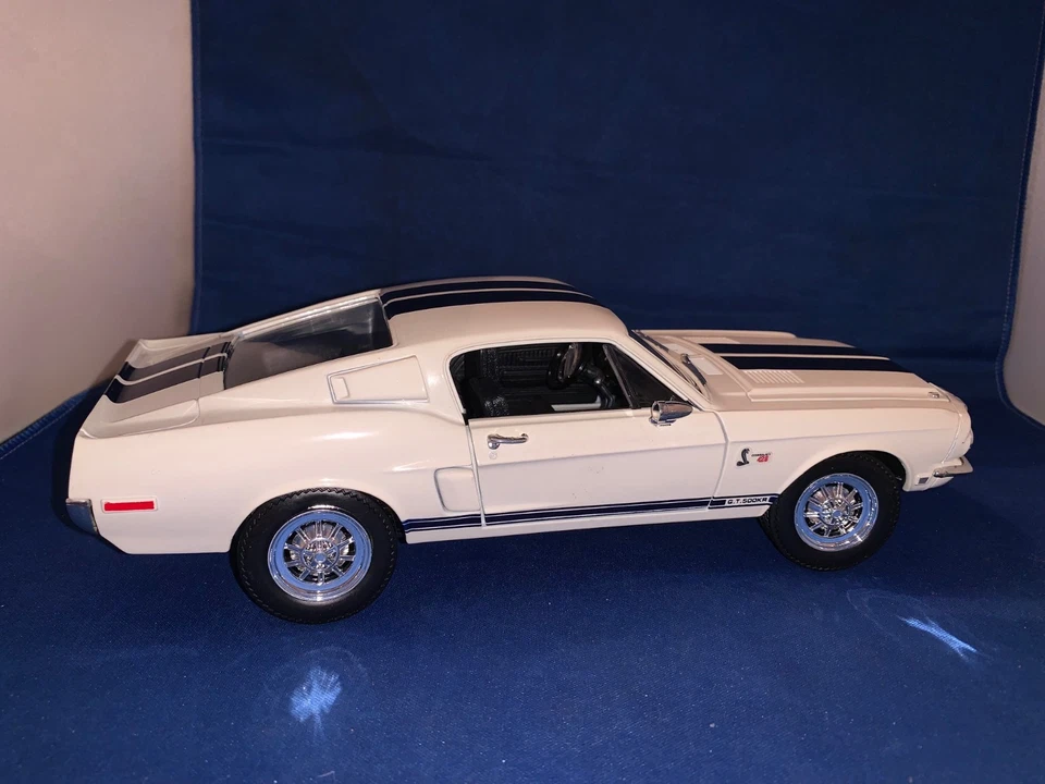 VEHÍCULO DIECAST 1:18 1968 SHELBY GT-500 KR ROAD LEGEND SERIE FIRMA SIN CAJA Foto 1 de 4