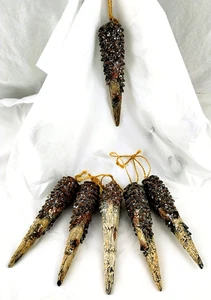 Cono de Pino 5.5" Adorno de Navidad - Resina Aspecto Madera Realista - Juego de 6 - Imagen 1 de 5