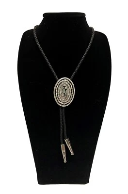 Corbata bolo negra DOBLE S con diapositiva Western Concho ovalada grabada en plata Foto 1 de 2