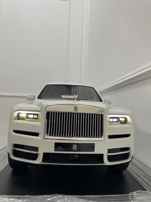 Rolls-Royce Cullinan (White Gloss w/ Burgundy) [Amalgam] 1:8 scale - Image 1 of 4