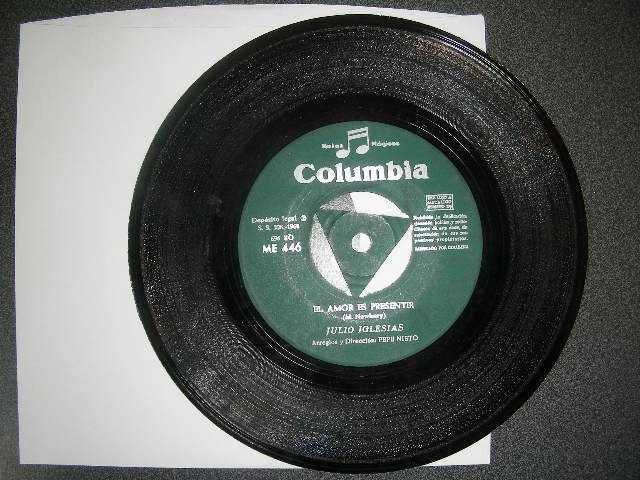 IMPORT 45 Julio Iglesias La Vida Sigue Igual/ El Amor Es Presentir Columbia VG+ - Image 1 of 1
